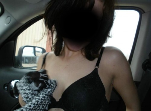 femme se déshabille en voiture