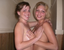 deux femmes se touchent les seins