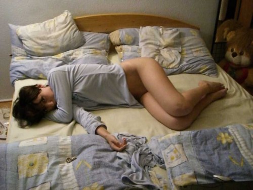 une amatrice sans culotte dans son lit